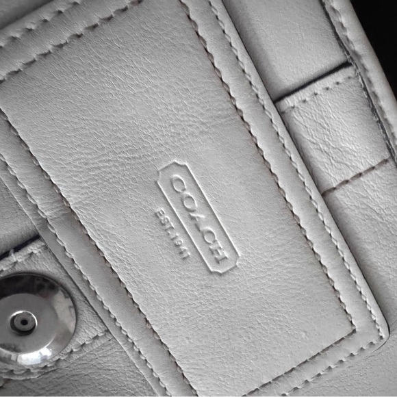 Coach Elegant Off White Leather Shoulder Bag Soho Authentic - Picture 3 of 17